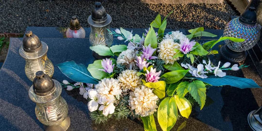Jak odświeżyć sztuczne kwiaty z cmentarza i przywrócić im blask