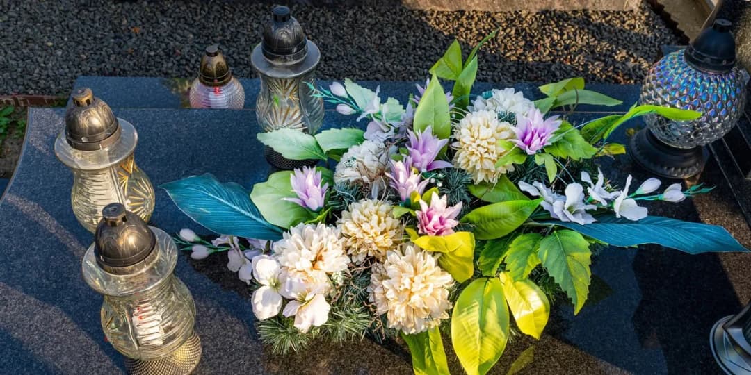 Jak odświeżyć sztuczne kwiaty z cmentarza i przywrócić im blask