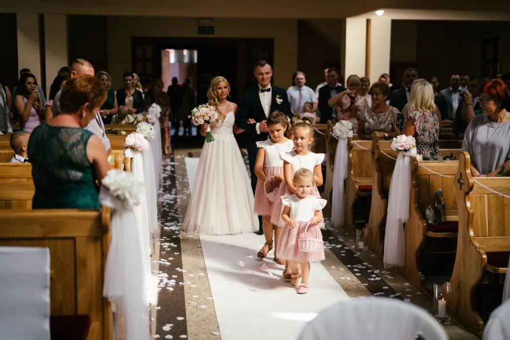 Po której stronie pan młody w kościele? Tradycja i znaczenie miejsca