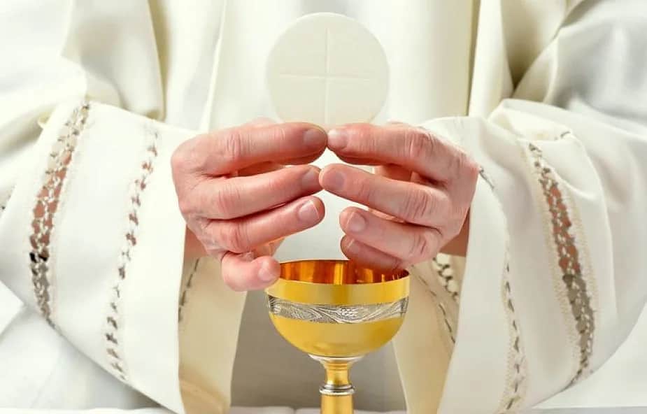 Jakie dary składamy na mszy świętej i ich głębokie znaczenie