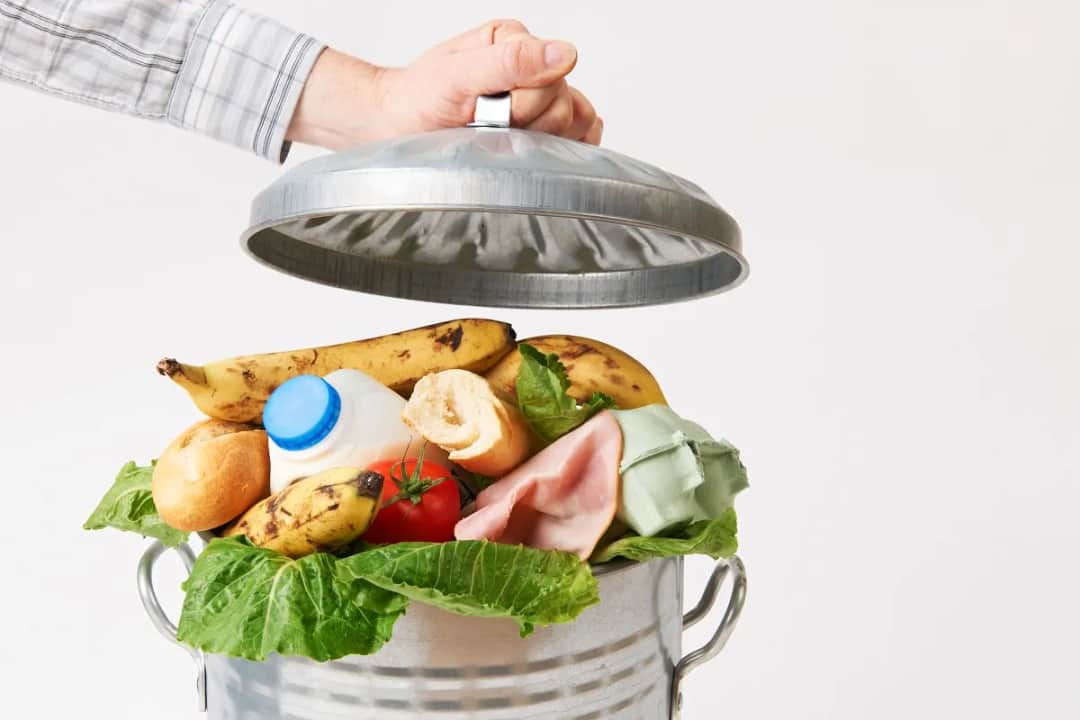 Czy wyrzucanie jedzenia to grzech? Odkryj moralne konsekwencje