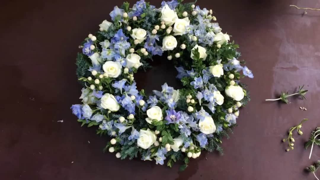 Jak zrobić wieniec na cmentarz, aby uczcić pamięć bliskich