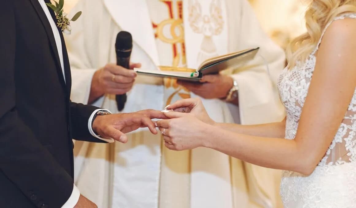 O której ślub w kościele? Sprawdź najlepsze godziny na ceremonię