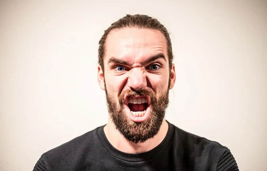 Czy używanie wulgaryzmów to grzech? Odkryj moralne konsekwencje