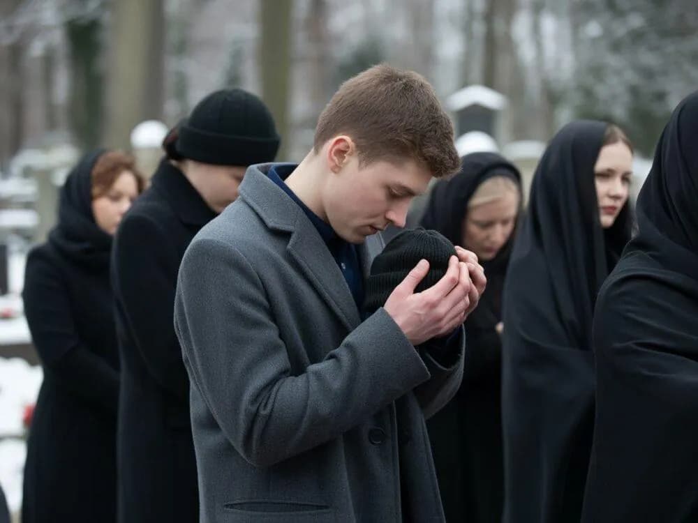 Czy w kościele można być w czapce? Zasady, które warto znać