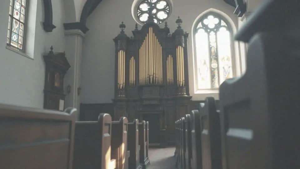 Ile bierze organista na pogrzebie? Poznaj ukryte koszty i stawki