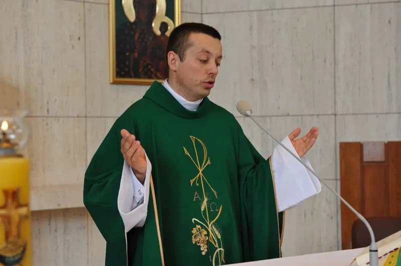 Msza święta co mówi ksiądz: odkryj znaczenie modlitw i gestów