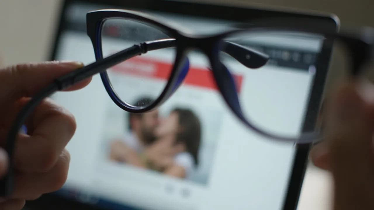 Czy oglądanie nagich zdjęć to grzech? Odkryj moralne dylematy