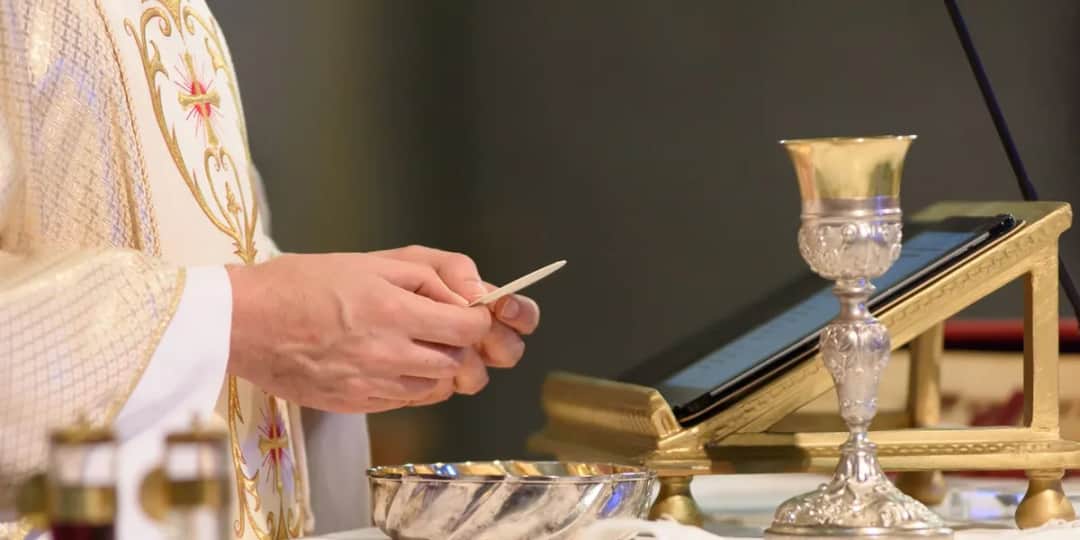 Ile kosztuje msza w intencji zmarłego? Sprawdź ceny i szczegóły