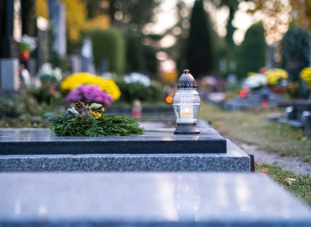 Jak zabezpieczyć kwiaty na cmentarzu przed kradzieżą i uniknąć straty