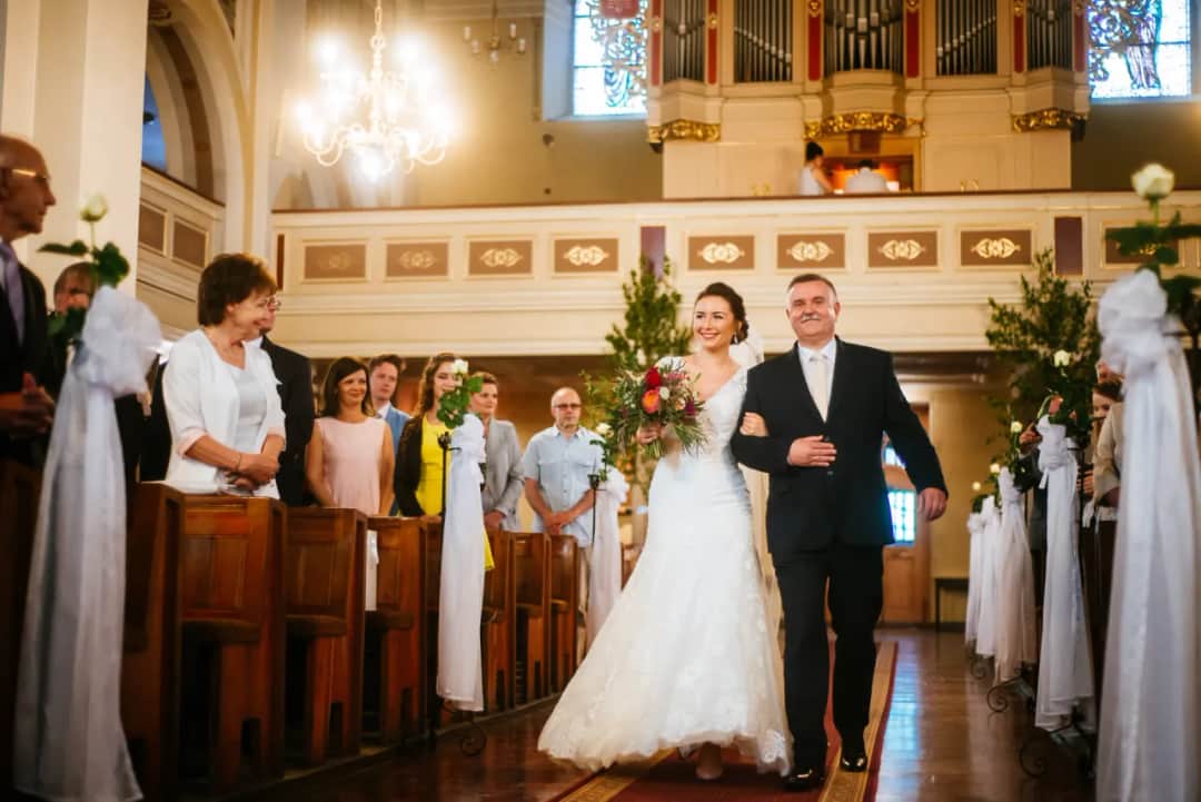 Czy msza weselna liczy się jako niedzielna? Sprawdź zasady i normy