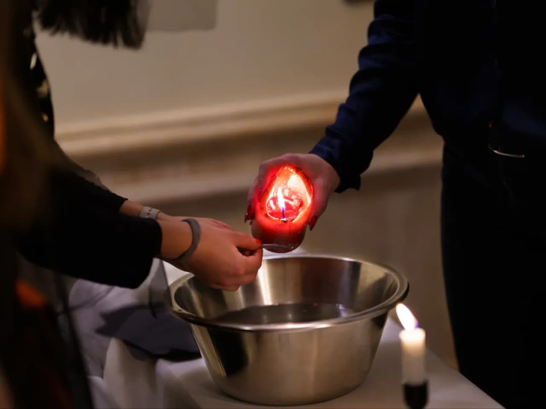 Czy przelewanie wosku to grzech? Odkryj kontrowersje i nauki Kościoła