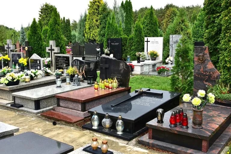 Ile jest cmentarzy w Warszawie? Zaskakujące fakty i liczby