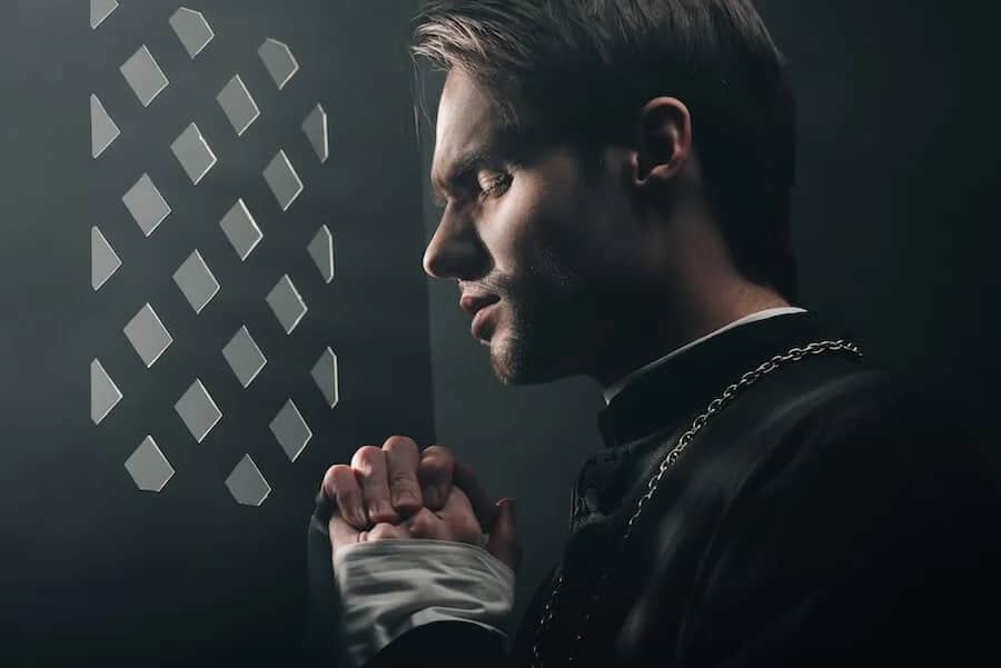 Kiedy wprowadzono spowiedź na ucho i jak zmieniła praktyki chrześcijańskie