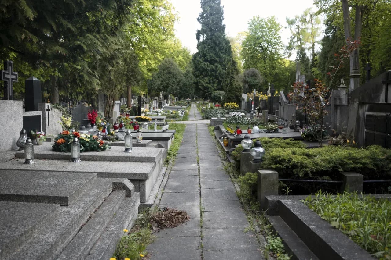 Ile kosztuje pochówek na cmentarzu komunalnym? Sprawdź ceny w Polsce