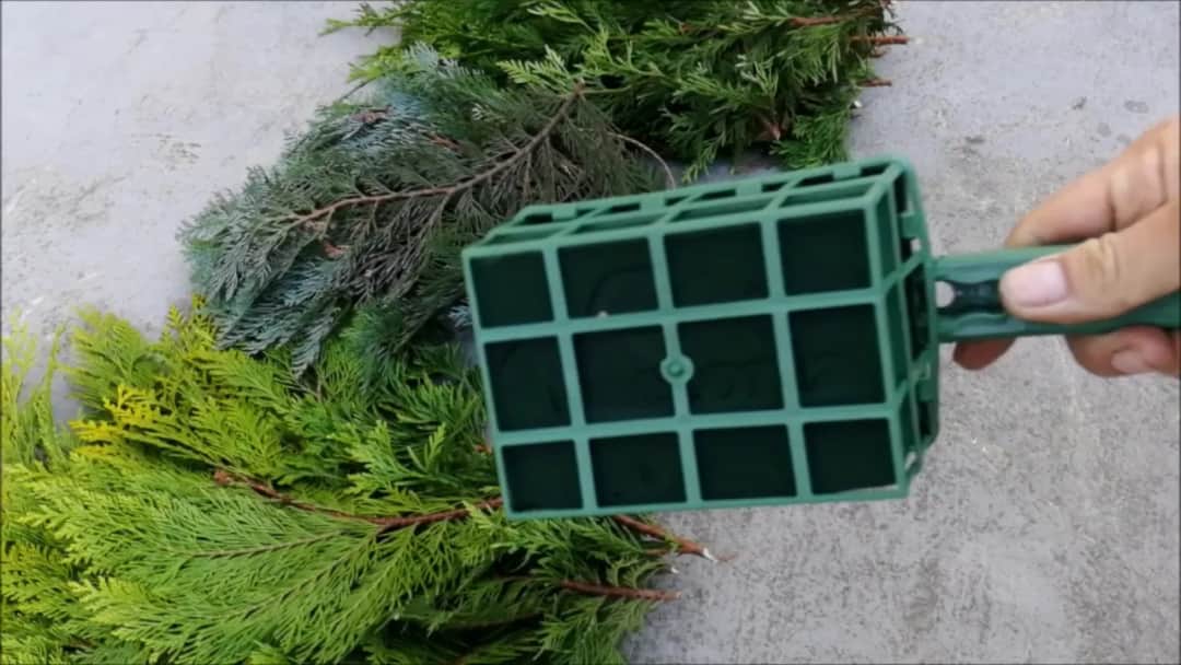 Jak zrobić stroik na cmentarz na gąbce florystycznej - krok po kroku