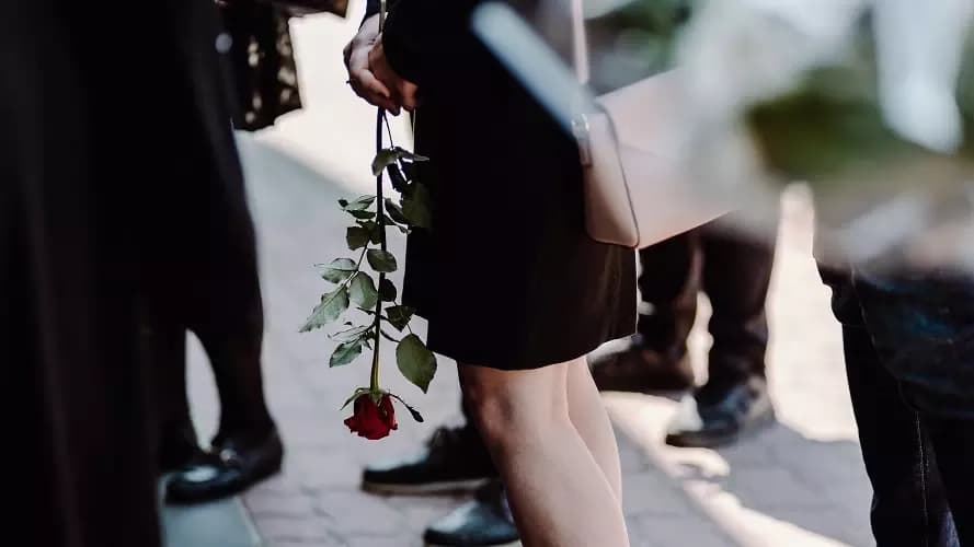 Ile kosztują kwiaty na pogrzeb? Ceny, które mogą zaskoczyć