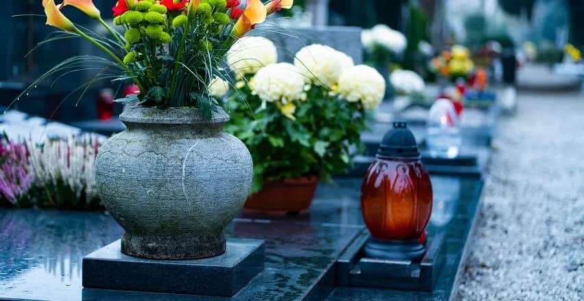 Czym się różni cmentarz komunalny od parafialnego? Kluczowe różnice