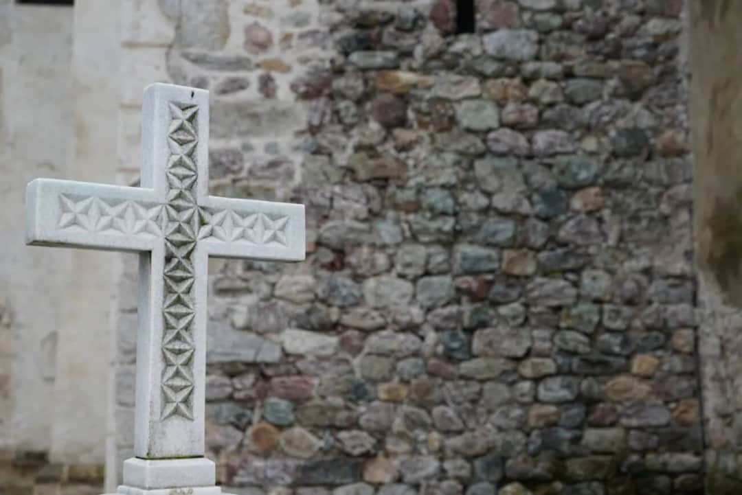 Pogoda na pogrzebie co oznacza - jak interpretować jej symbolikę