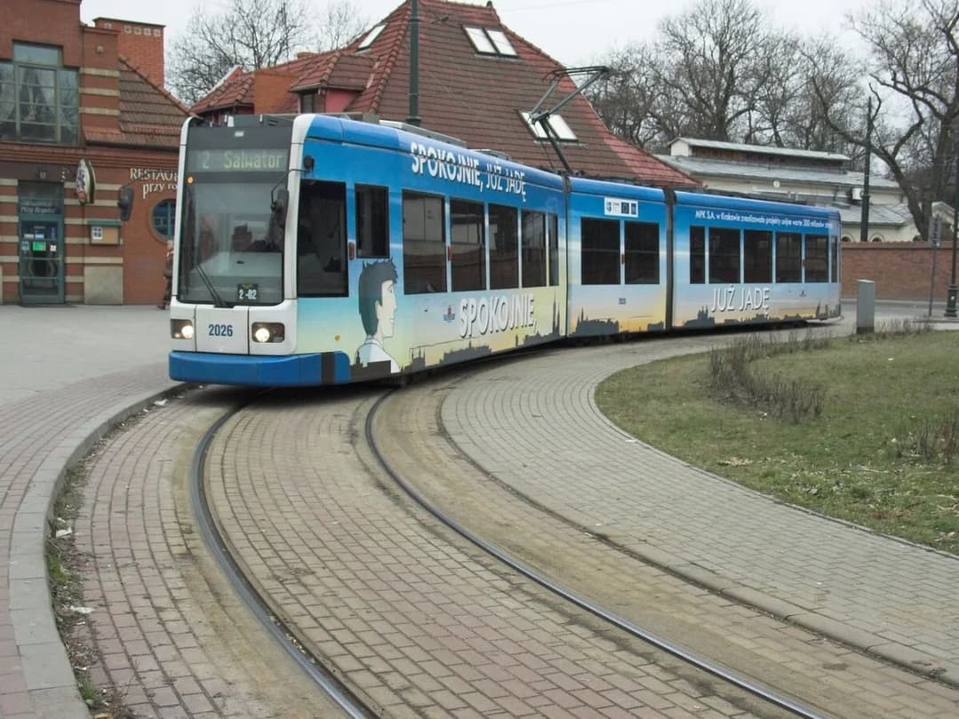 Jak dojechać na cmentarz rakowicki? Sprawdź najlepsze trasy i połączenia