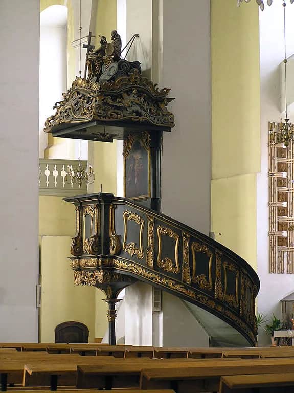 Co to jest ambona w kościele i jej niezwykłe znaczenie w liturgii