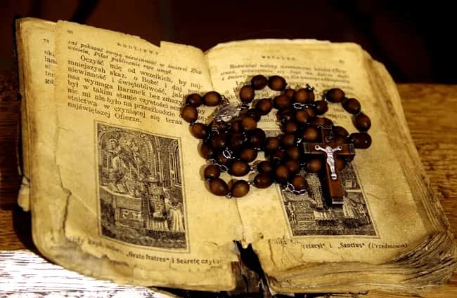Kiedy powstała modlitwa różańcowa? Odkryj jej fascynującą historię