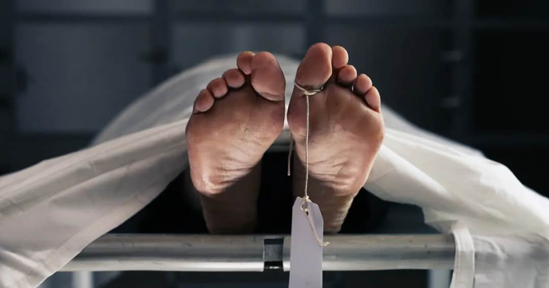 Co się dzieje z ciałem po pogrzebie? Zaskakujące procesy rozkładu