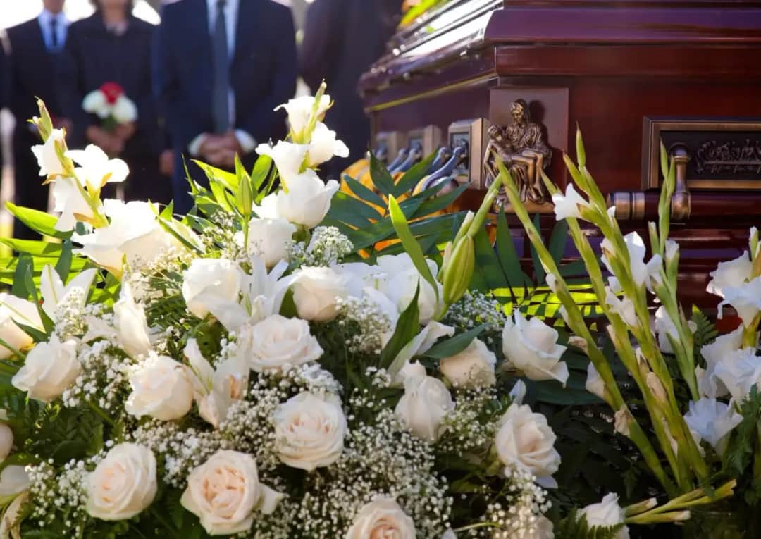 Jakie kwiaty na pogrzeb dziecka? Wybierz najpiękniejsze i delikatne aranżacje