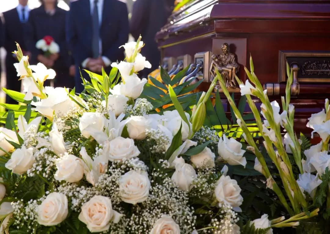 Jakie kwiaty na pogrzeb dziecka? Wybierz najpiękniejsze i delikatne aranżacje