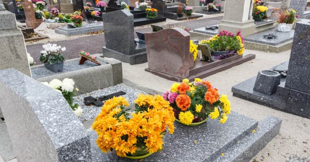 Jakie są opłaty za przedłużenie miejsca na cmentarzu parafialnym?