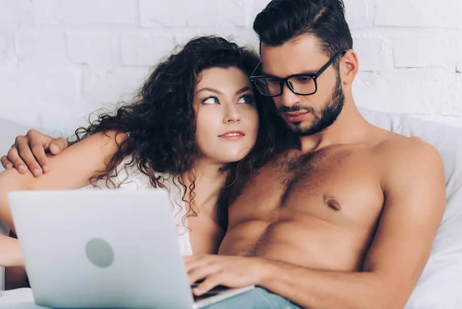 Czy oglądanie filmów z seksem to grzech? Odkryj moralne konsekwencje