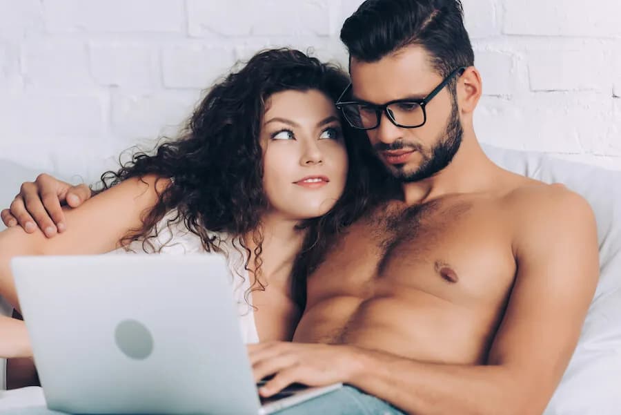 Czy oglądanie filmów z seksem to grzech? Odkryj moralne konsekwencje