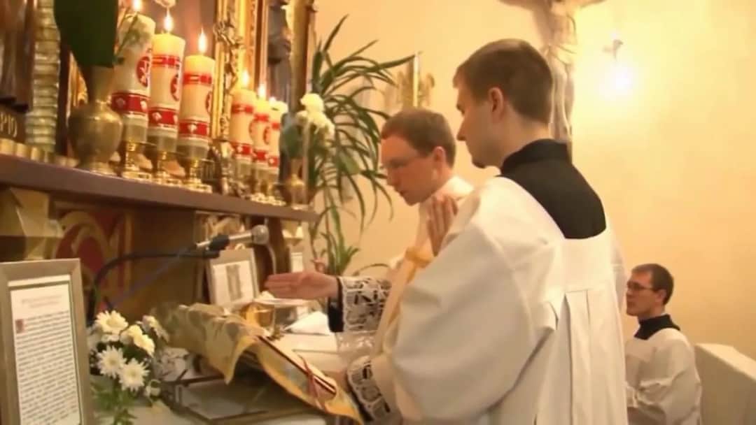 Jak się ubrać na msze trydencką, aby zachować elegancję i skromność