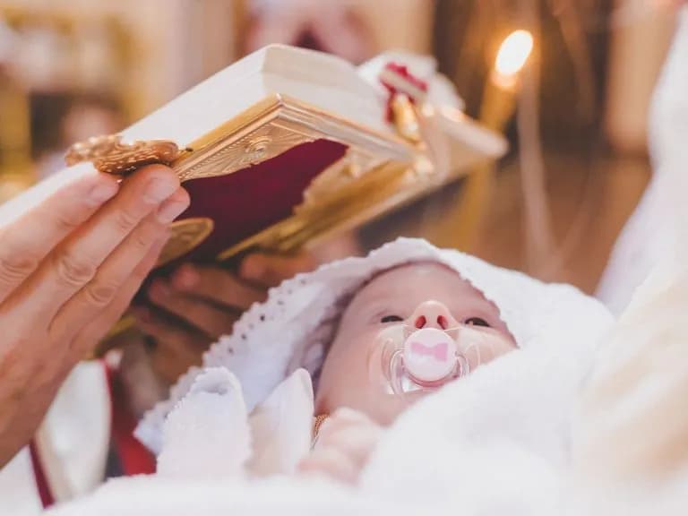 Ile trwa chrzest w kościele? Zaskakujące fakty o ceremonii