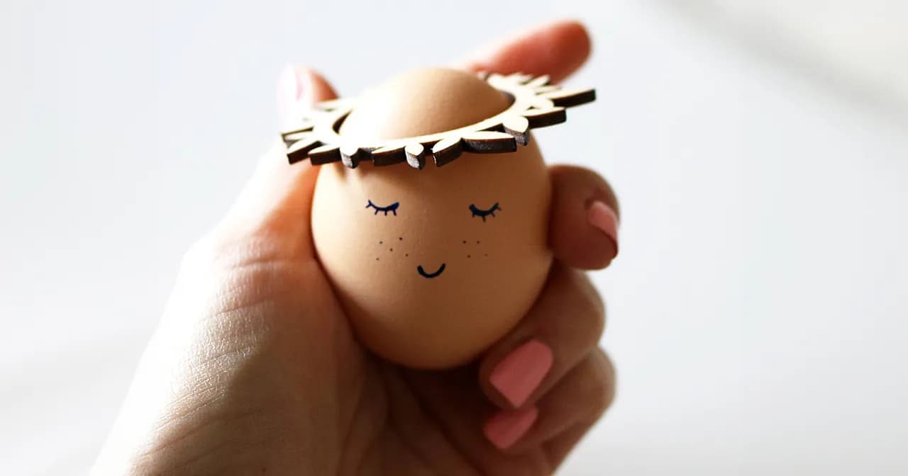 Jak ozdobić jajka na Wielkanoc: kreatywne pomysły i techniki