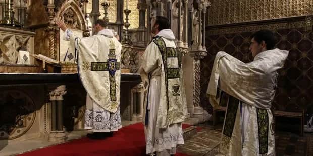 Kto może odprawiać mszę świętą? Odkryj tajemnice uprawnień kapłańskich