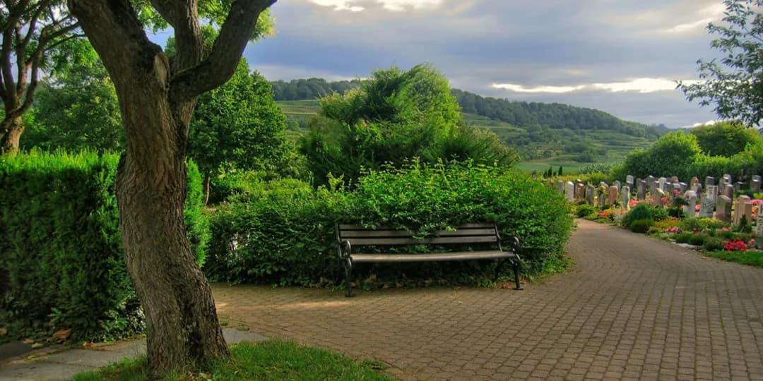 Jak zamontować ławkę na cmentarzu – uniknij błędów i problemów