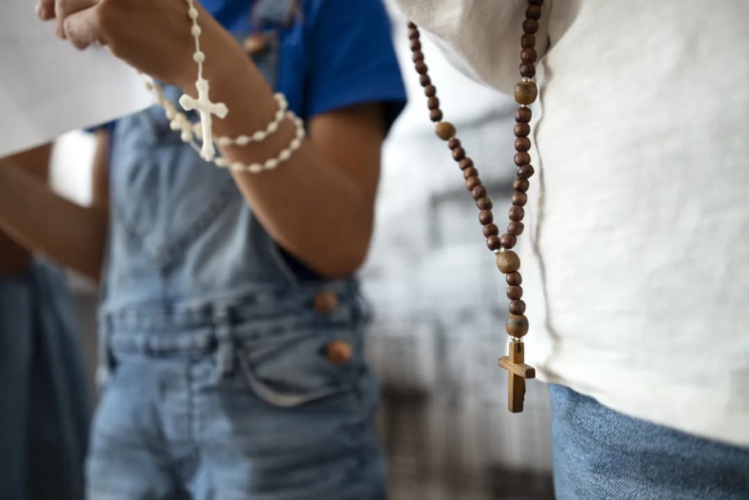 Różaniec jako element biżuterii – symbolika i styl w jednym
