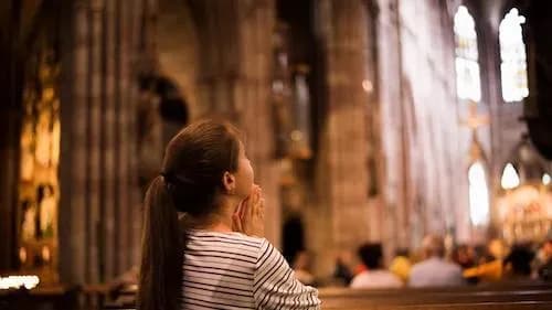 Czy niechodzenie do kościoła to grzech? Poznaj ważne informacje