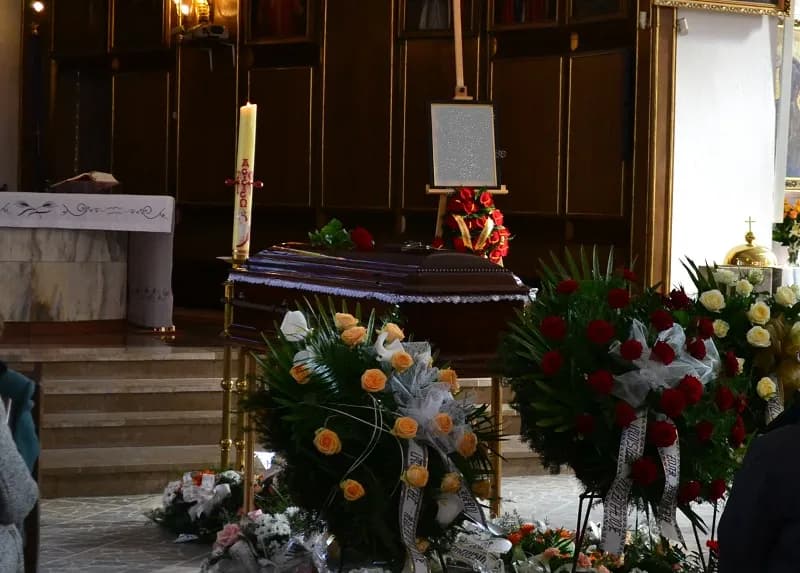 Jak ustawić trumnę w kościele, aby oddać szacunek zmarłemu?
