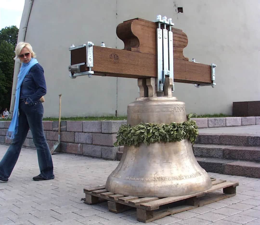 Kiedy biją dzwony w kościele? Odkryj ich tajemnice i znaczenie