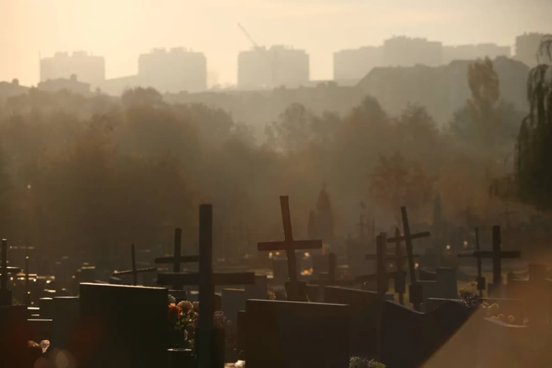 Jak dojechać na cmentarz Batowice w Krakowie - proste trasy i wskazówki