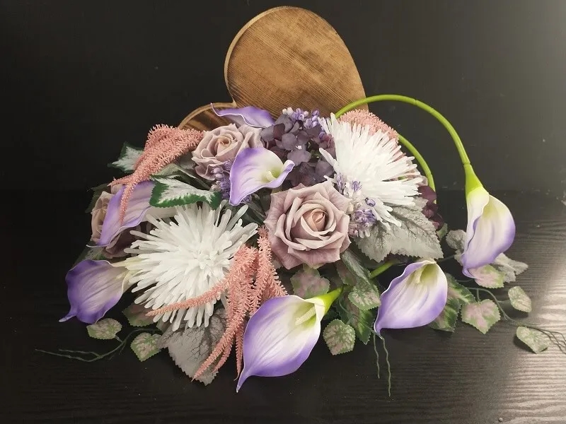 Jak zrobić stroiki na cmentarz ze sztucznych kwiatów, które zachwycą