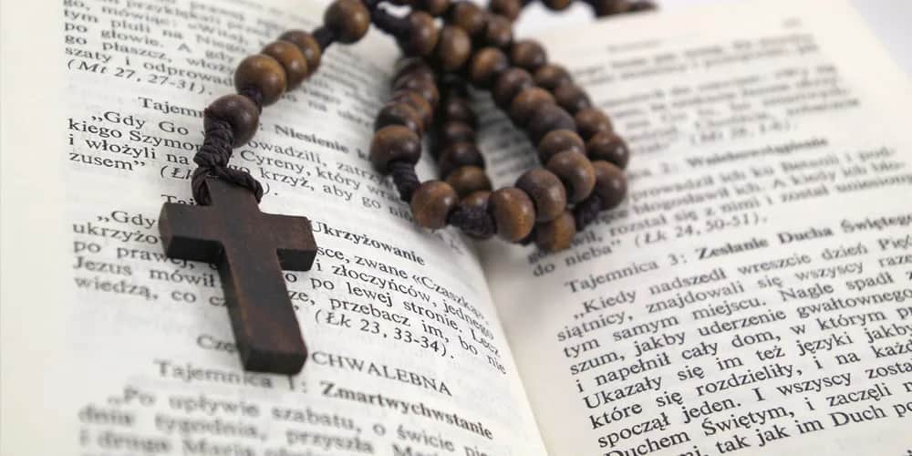 O której jest różaniec w kościele? Sprawdź godziny modlitwy w parafii