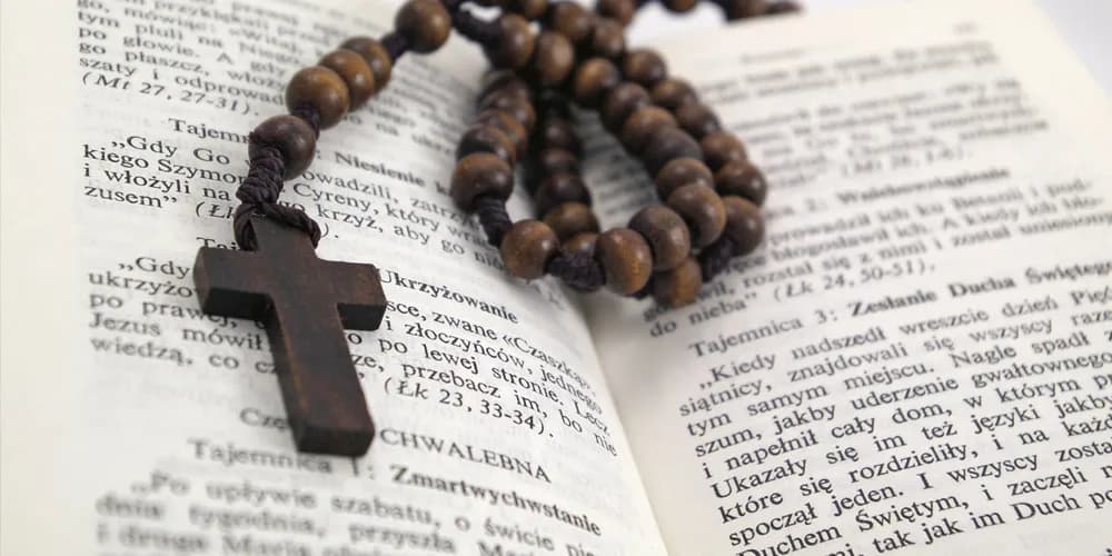O której jest różaniec w kościele? Sprawdź godziny modlitwy w parafii