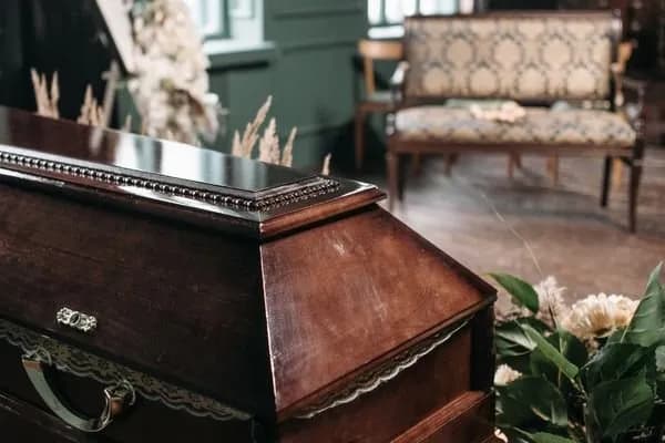 Ile trwa msza pogrzebowa w cerkwi? Poznaj ważne szczegóły ceremonii