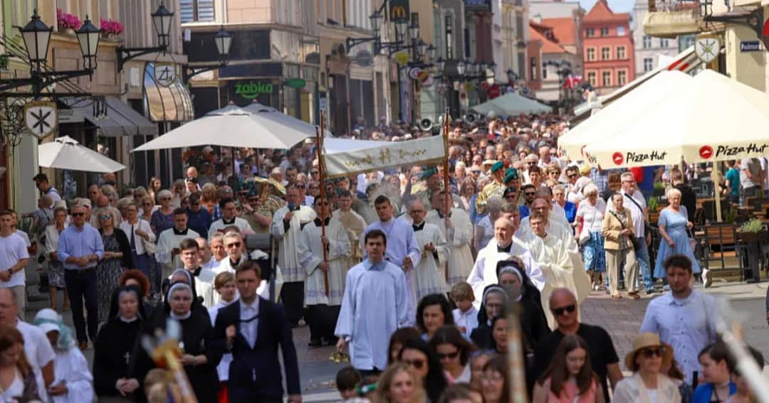 O której jest suma w kościele? Sprawdź godziny mszy w Twojej parafii