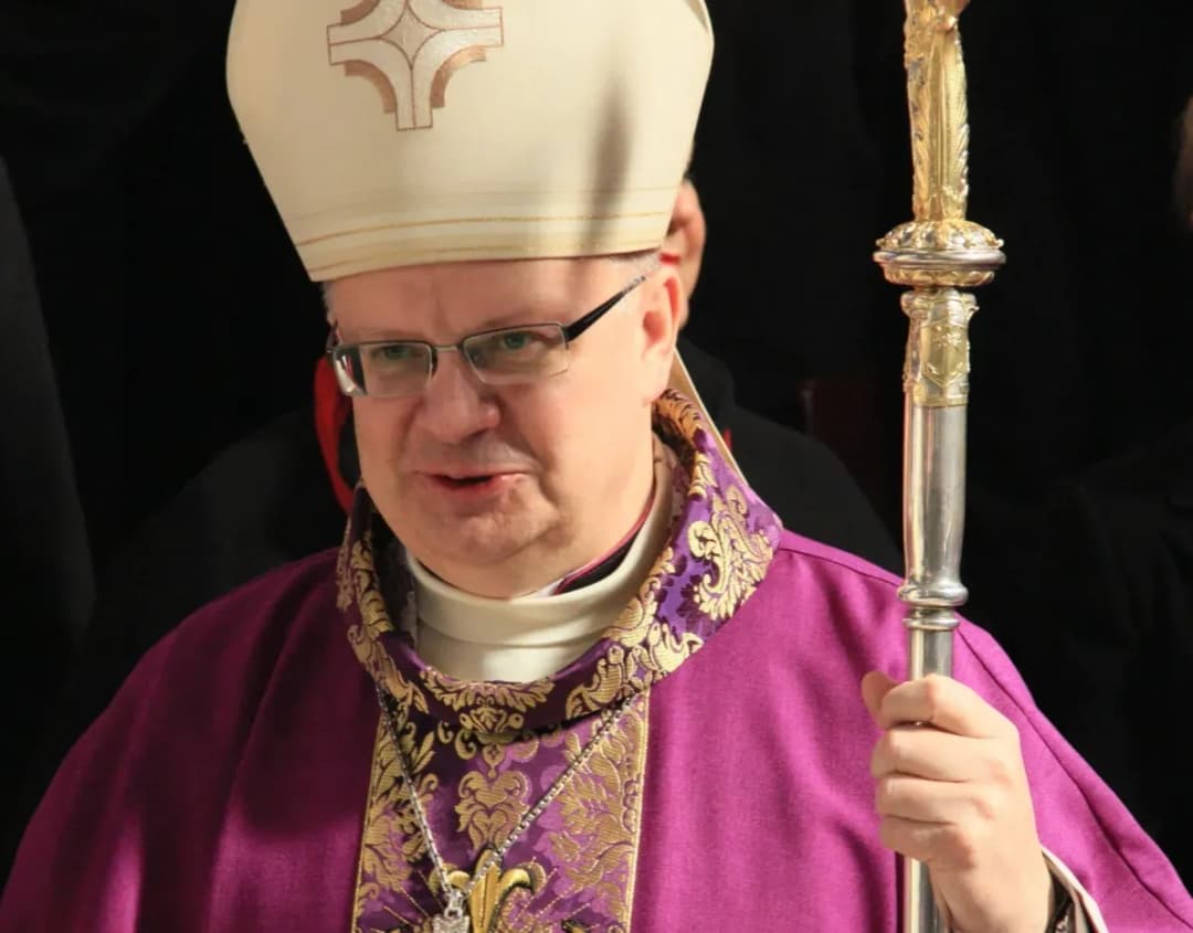 Jak wygląda biskup? Poznaj tajemnice jego stroju i symboli