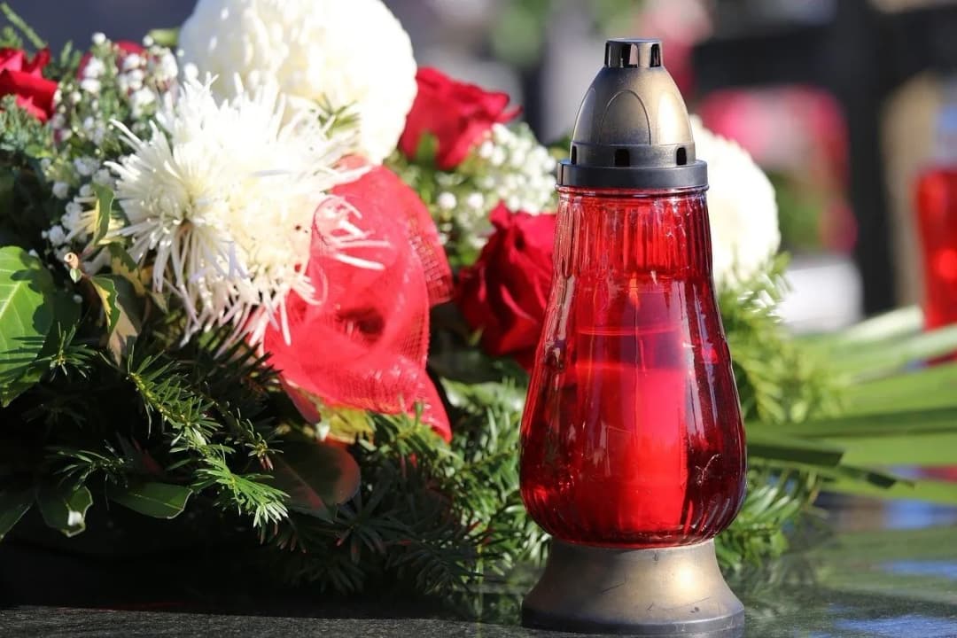 Jak zrobić stroik na cmentarz na plastrze drewna – proste kroki i porady