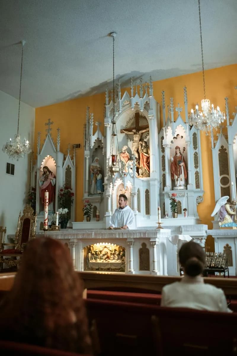 Kto może czytać Pismo Święte w kościele? Zaskakujące zasady i tradycje